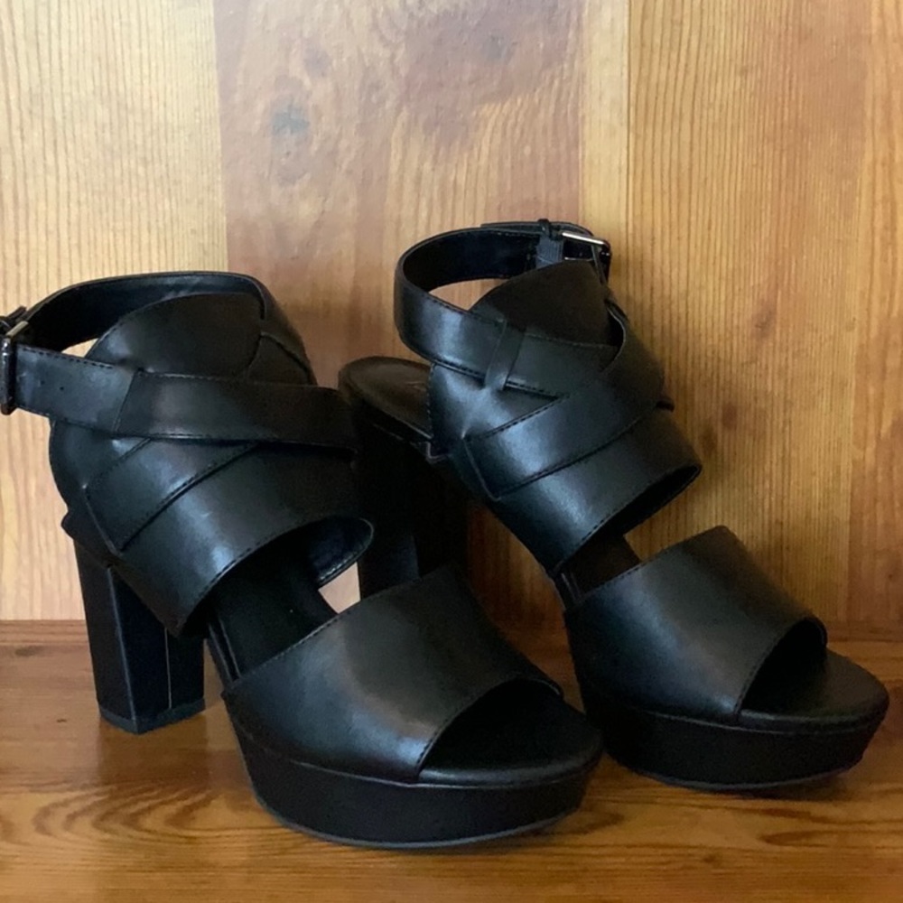 Simply Vera Vera Wang Black chunky platform heels, size 9, memory foam sock